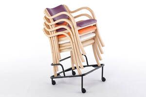 Der optional erhältliche Rollwagen sorgt für einen einfachen Stuhltransport